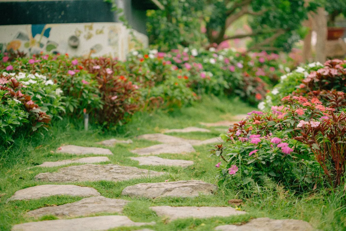 How to Lay a Cobblestone Path in a UK Garden: A Step-by-Step Guide